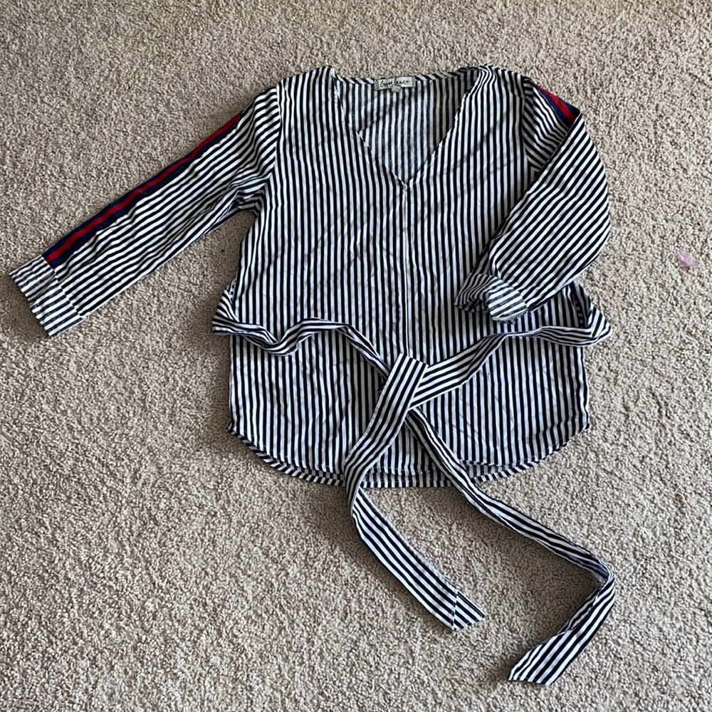 Chic top with tie waist